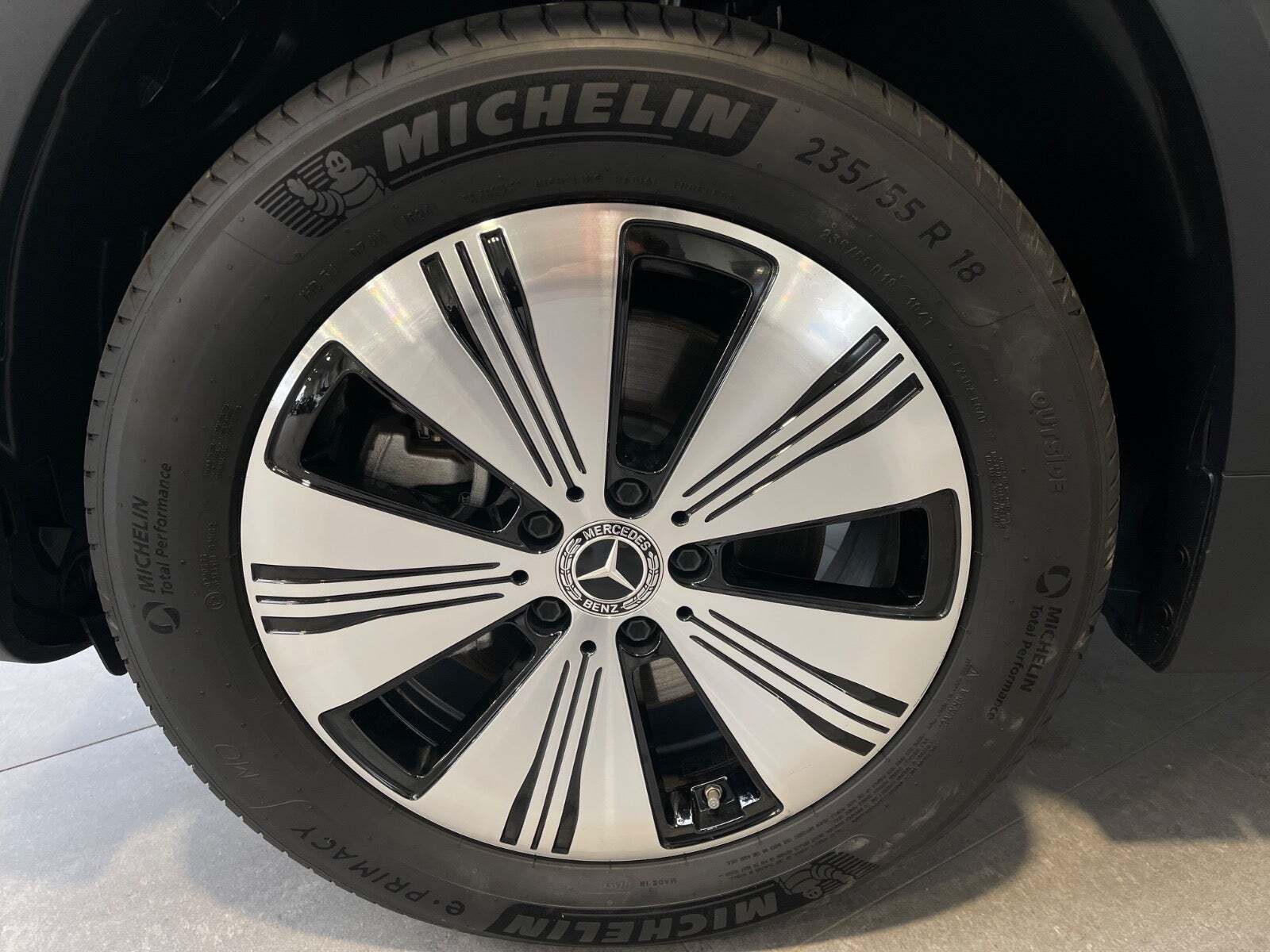 Sort Mercedes EQB300 fra 2024