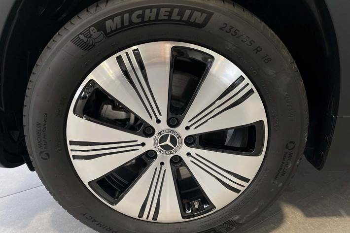Sort Mercedes EQB300 fra 2024