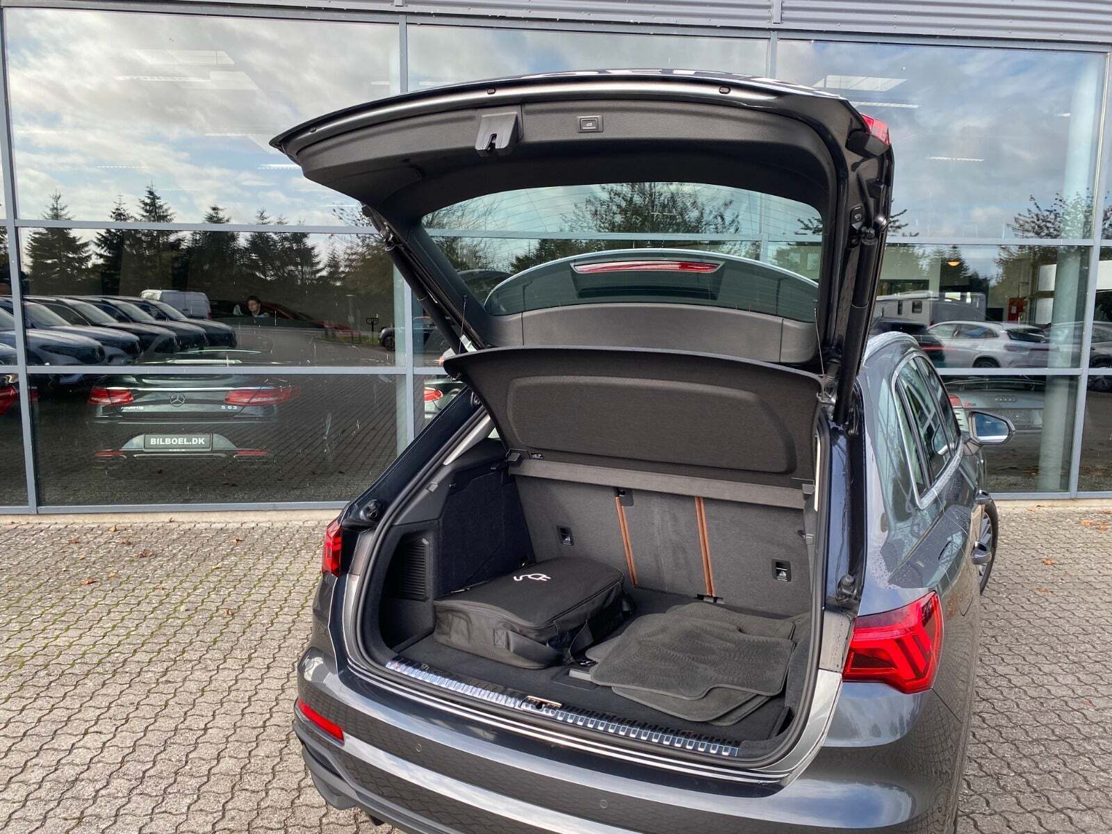 Grå Audi Q3 fra 2023