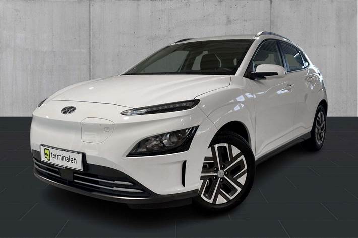 Hvid Hyundai Kona fra 2022 set udefra