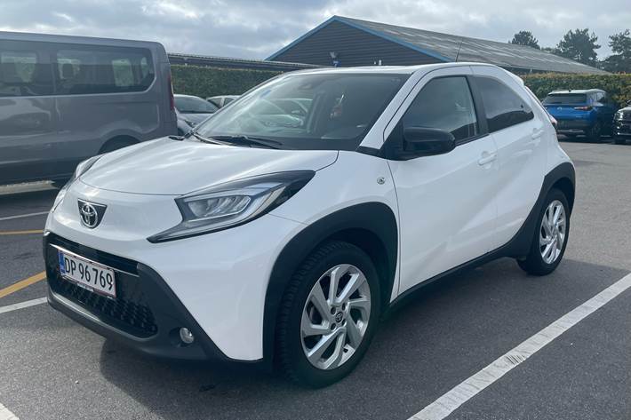 Hvid Toyota Aygo X fra 2023 set udefra
