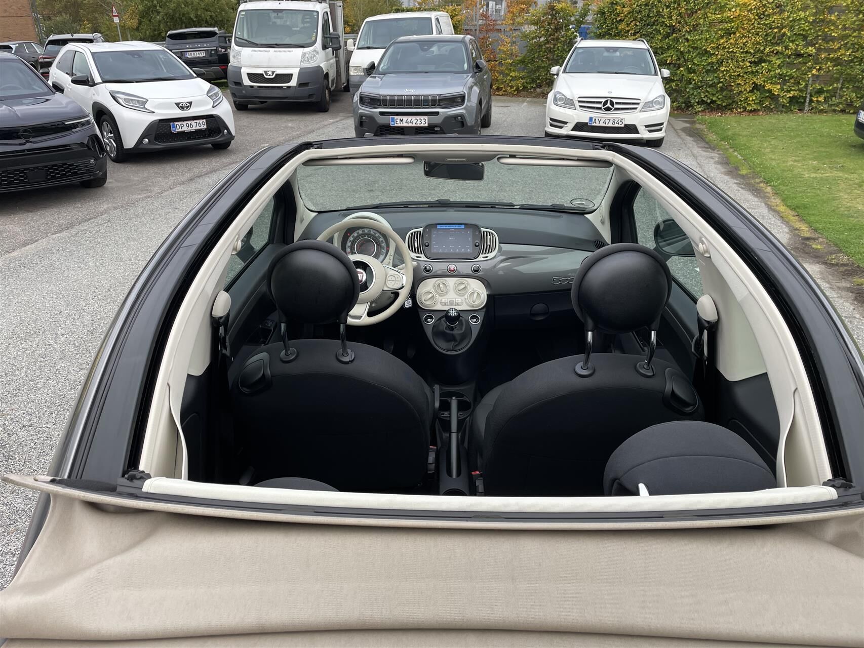 Grå Fiat 500C fra 2023