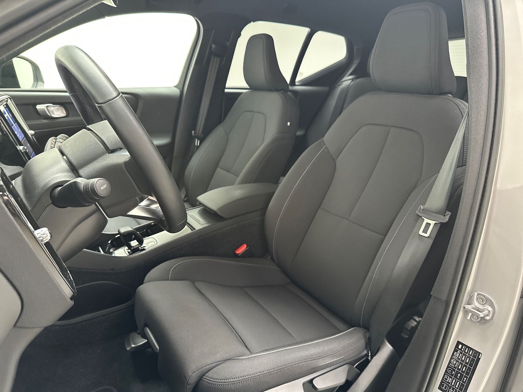 Grå Volvo XC40 fra 2022