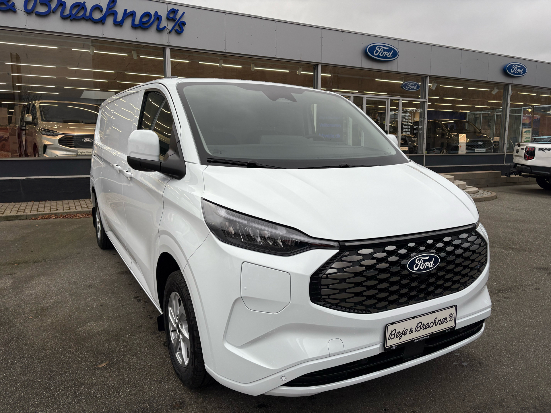 Ford E-Transit Custom 320 L2H1 EL Limited 136HK Van Aut.