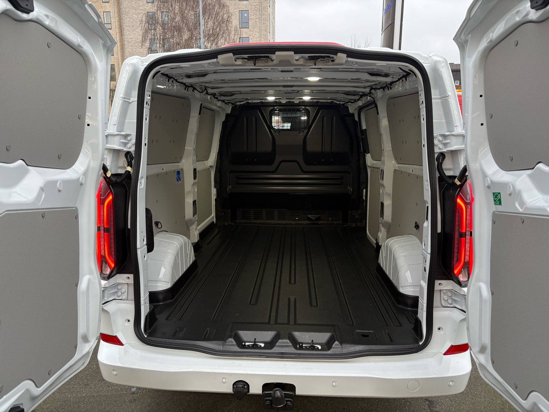 Ford E-Transit Custom 320 L2H1 EL Limited 136HK Van Aut.