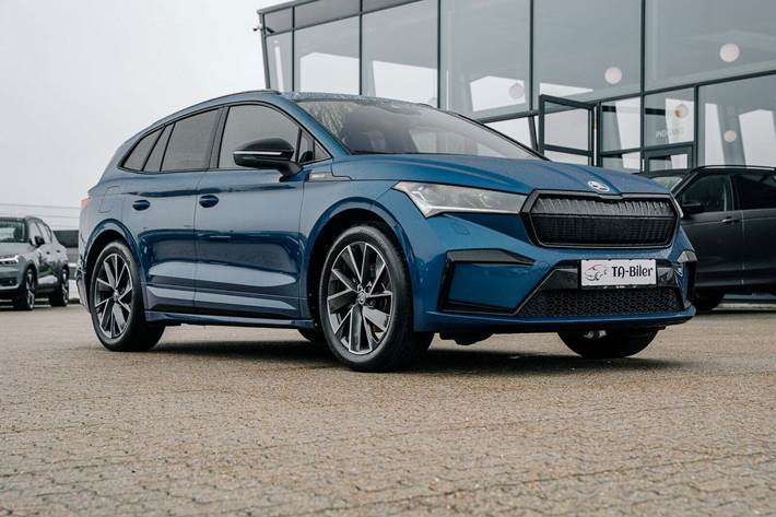 Blå Skoda Enyaq fra 2022 set udefra