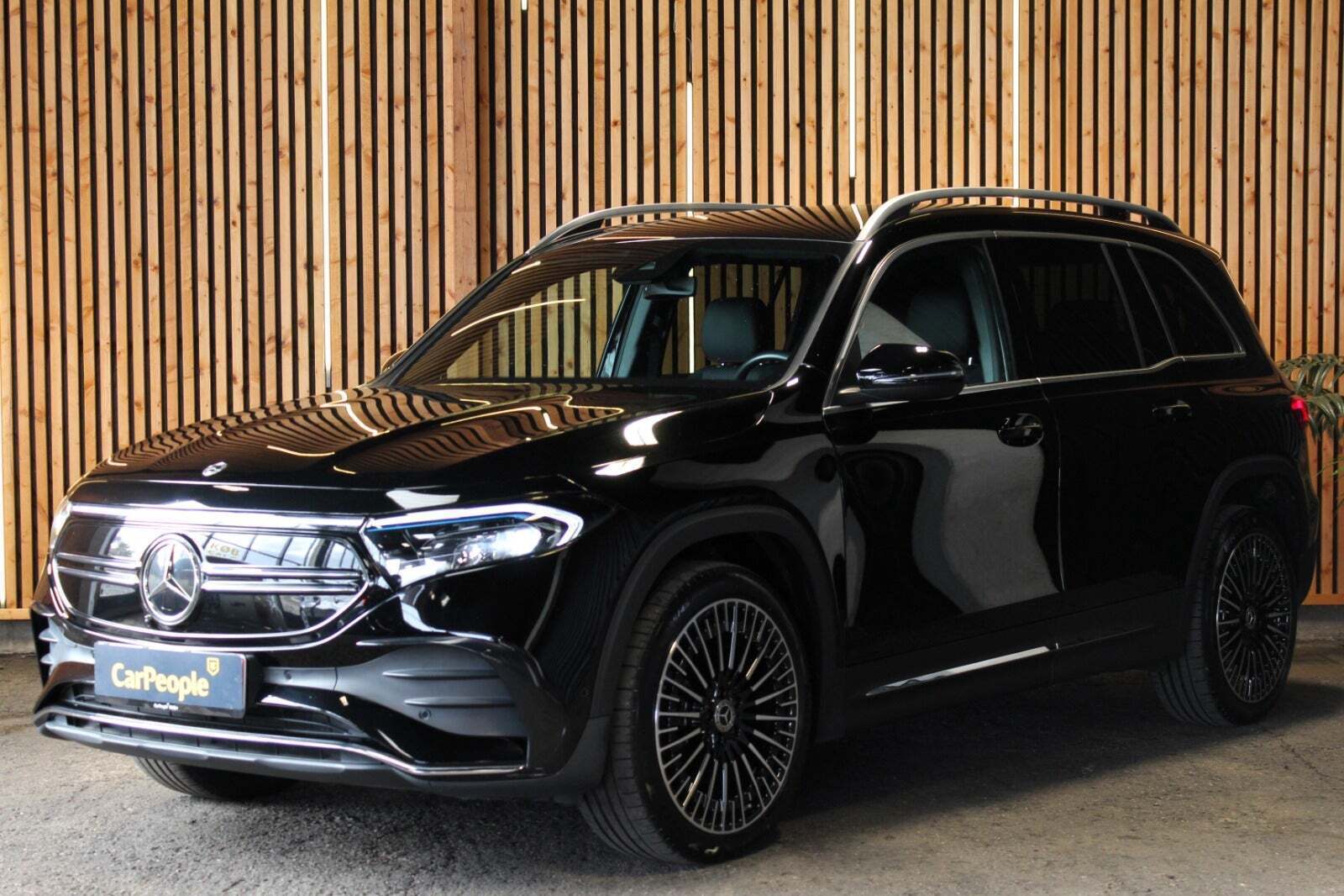 Sort Mercedes EQB250 fra 2023 set udefra