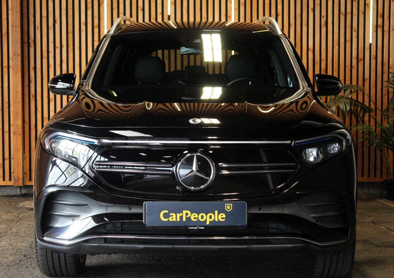Sort Mercedes EQB250 fra 2023