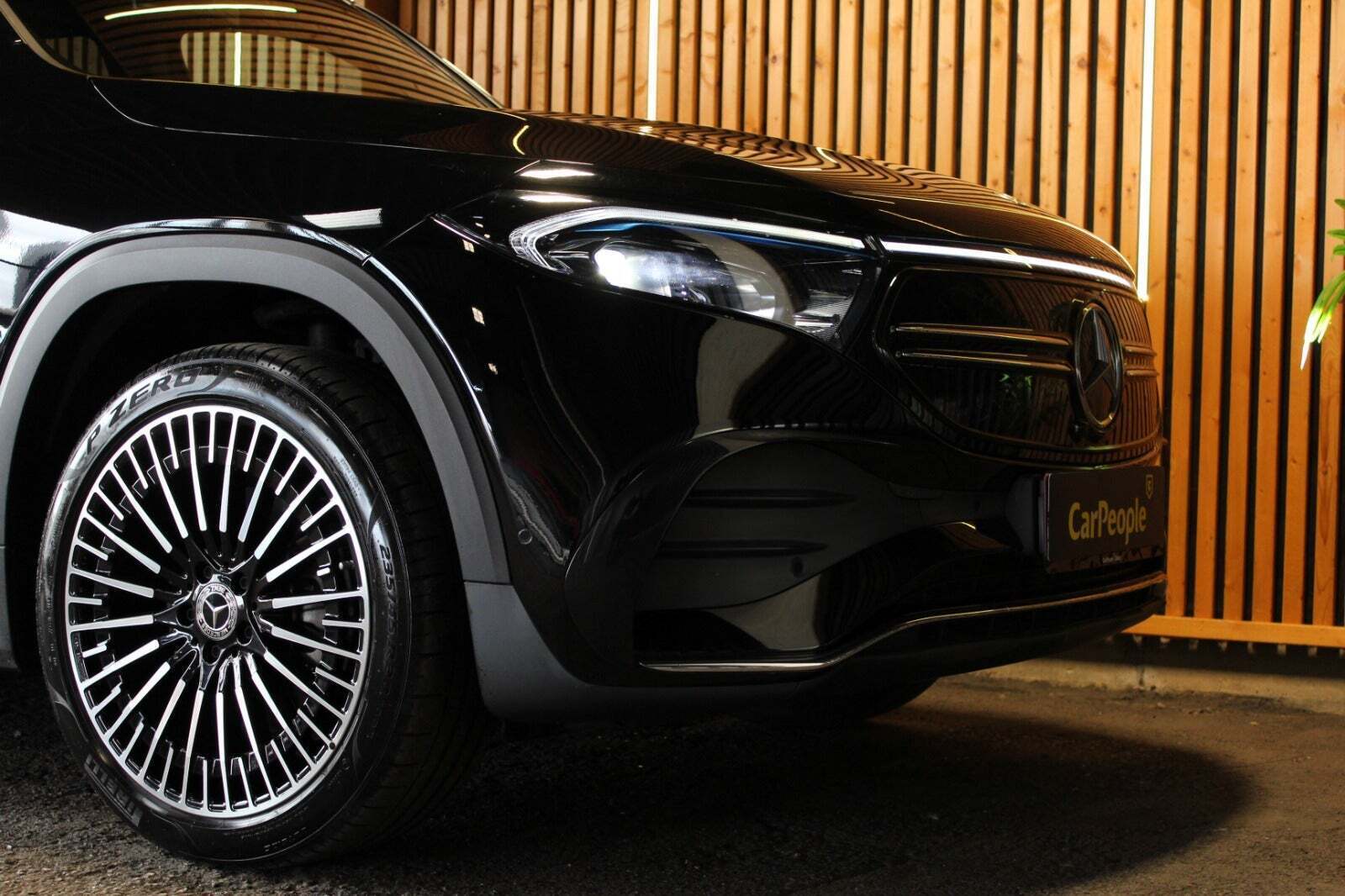 Sort Mercedes EQB250 fra 2023