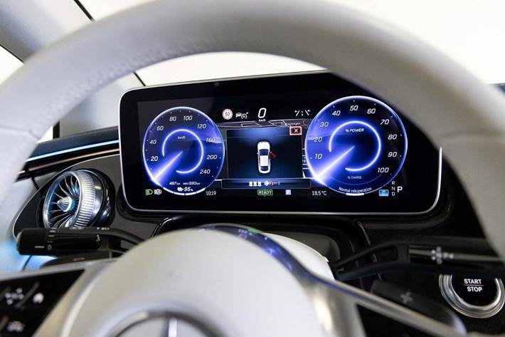 Hvid Mercedes EQE300 fra 2023