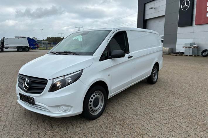 Hvid Mercedes Vito 114 fra 2023 set udefra