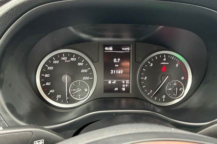 Hvid Mercedes Vito 114 fra 2023