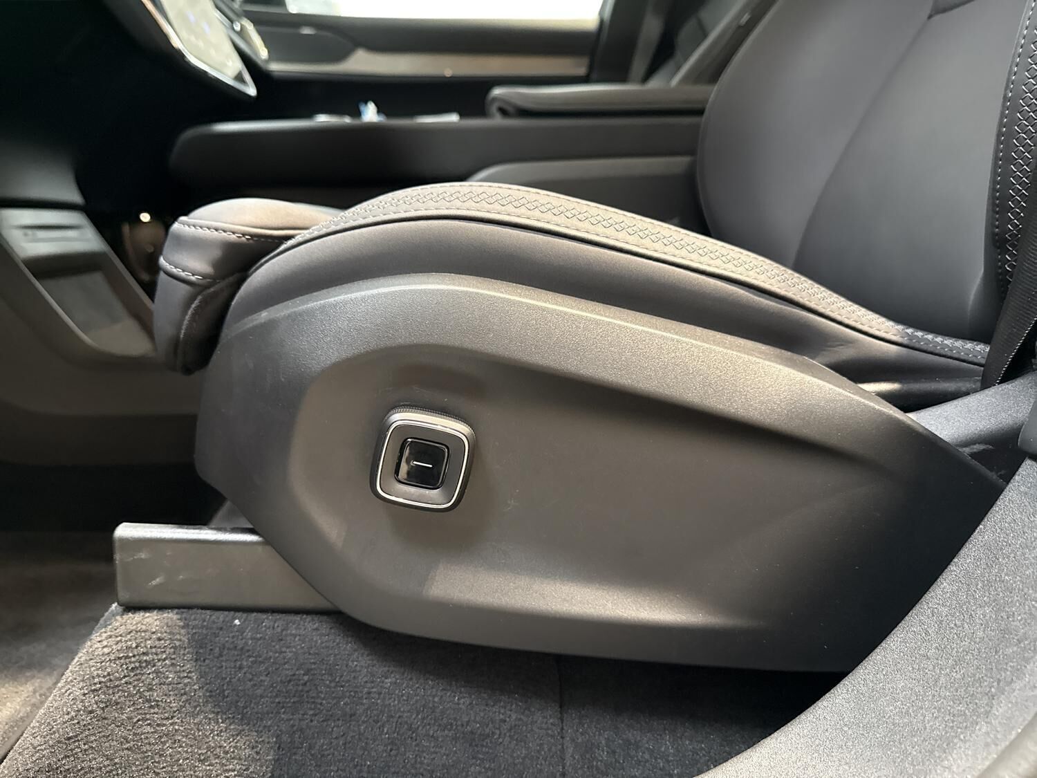 Grå Volvo EX90 fra 2025