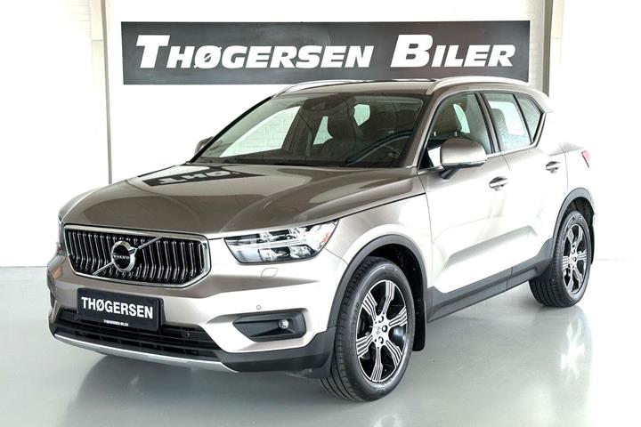 Orange Volvo XC40 fra 2020 set udefra