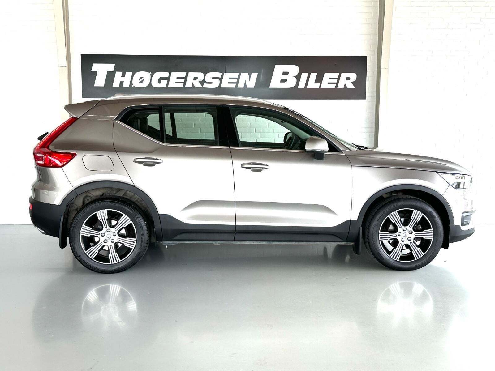 Orange Volvo XC40 fra 2020