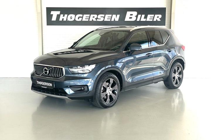 Blå Volvo XC40 fra 2020 set udefra