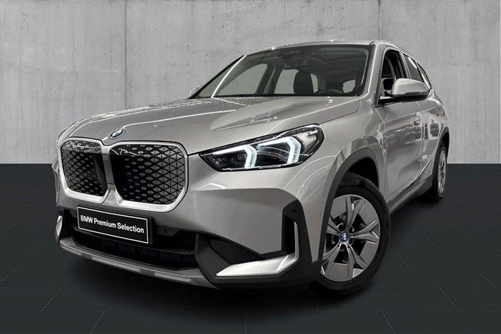 Orange BMW iX1 fra 2024 set udefra