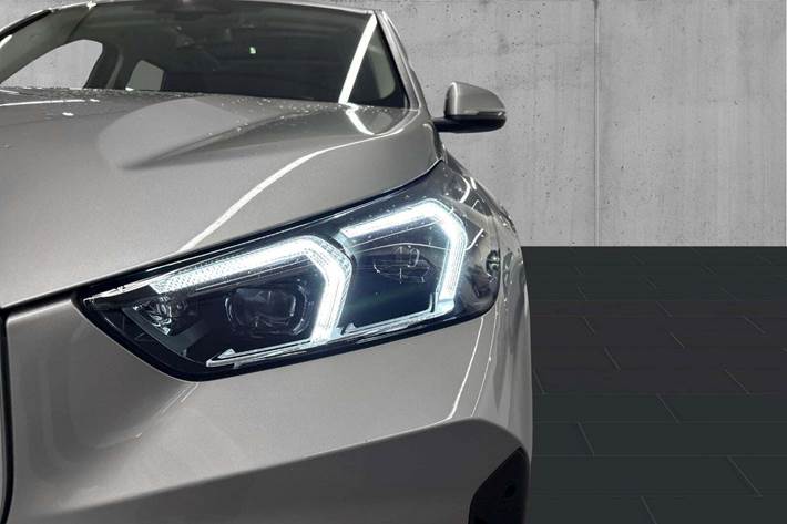 Orange BMW iX1 fra 2024