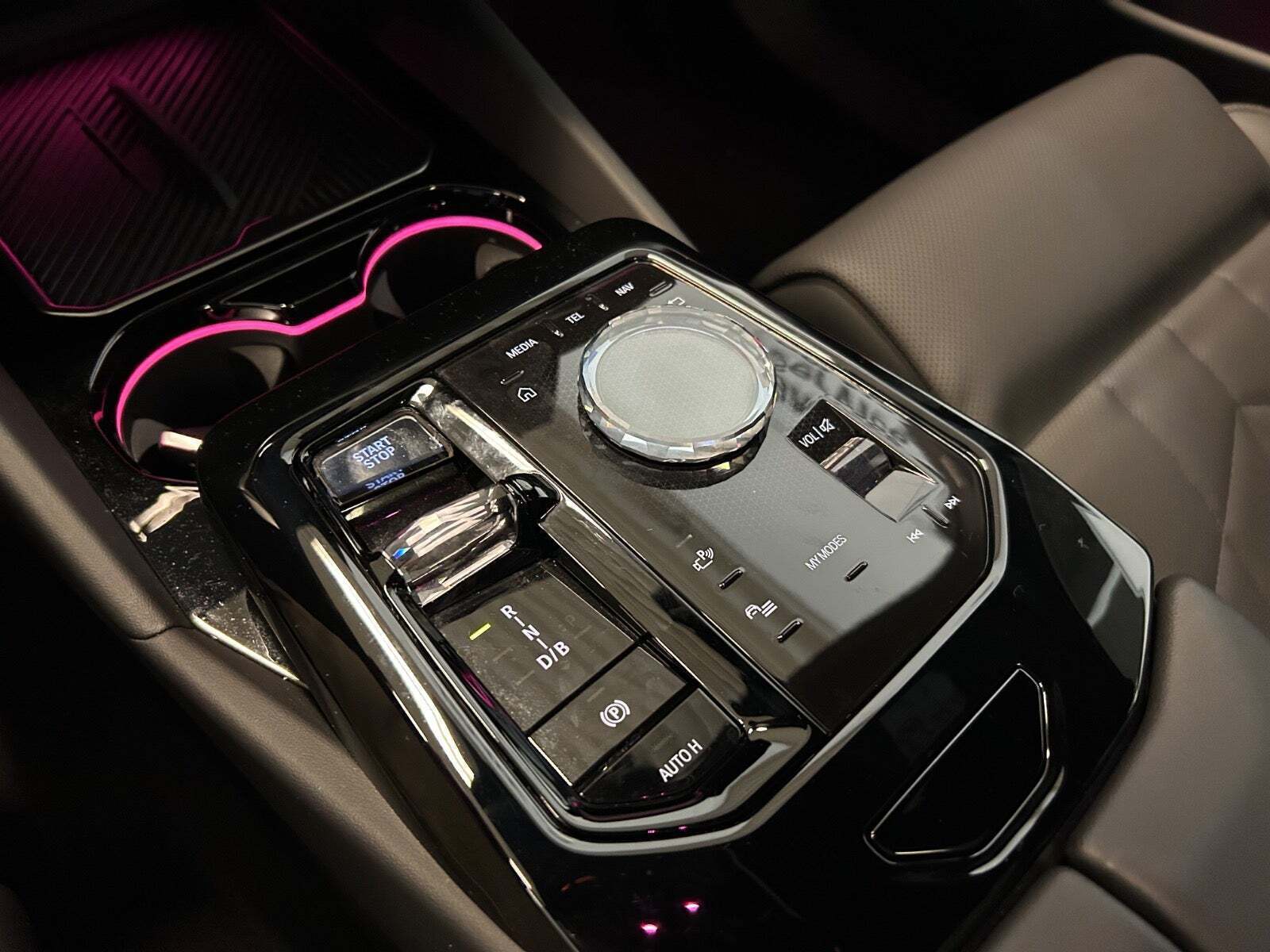 Grå BMW i5 fra 2025