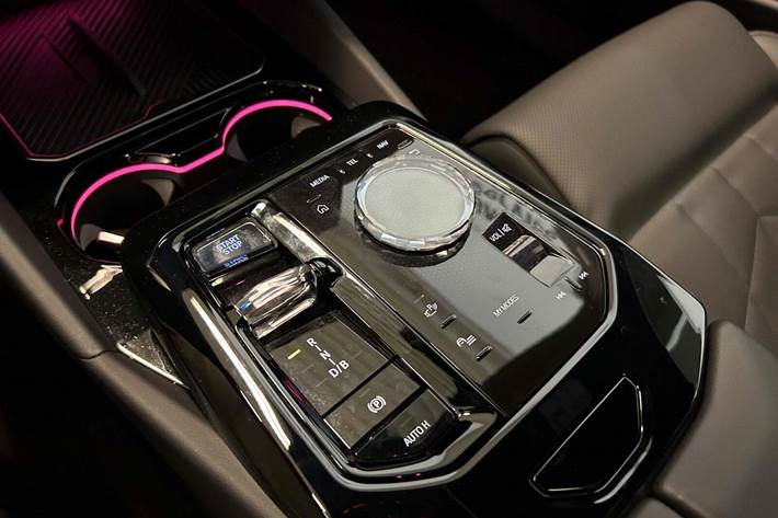 Grå BMW i5 fra 2025