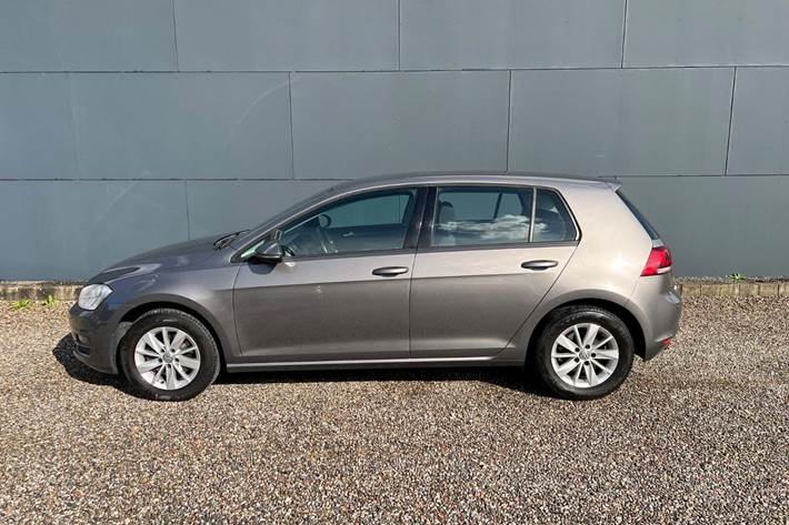 Grå VW Golf VII fra 2013