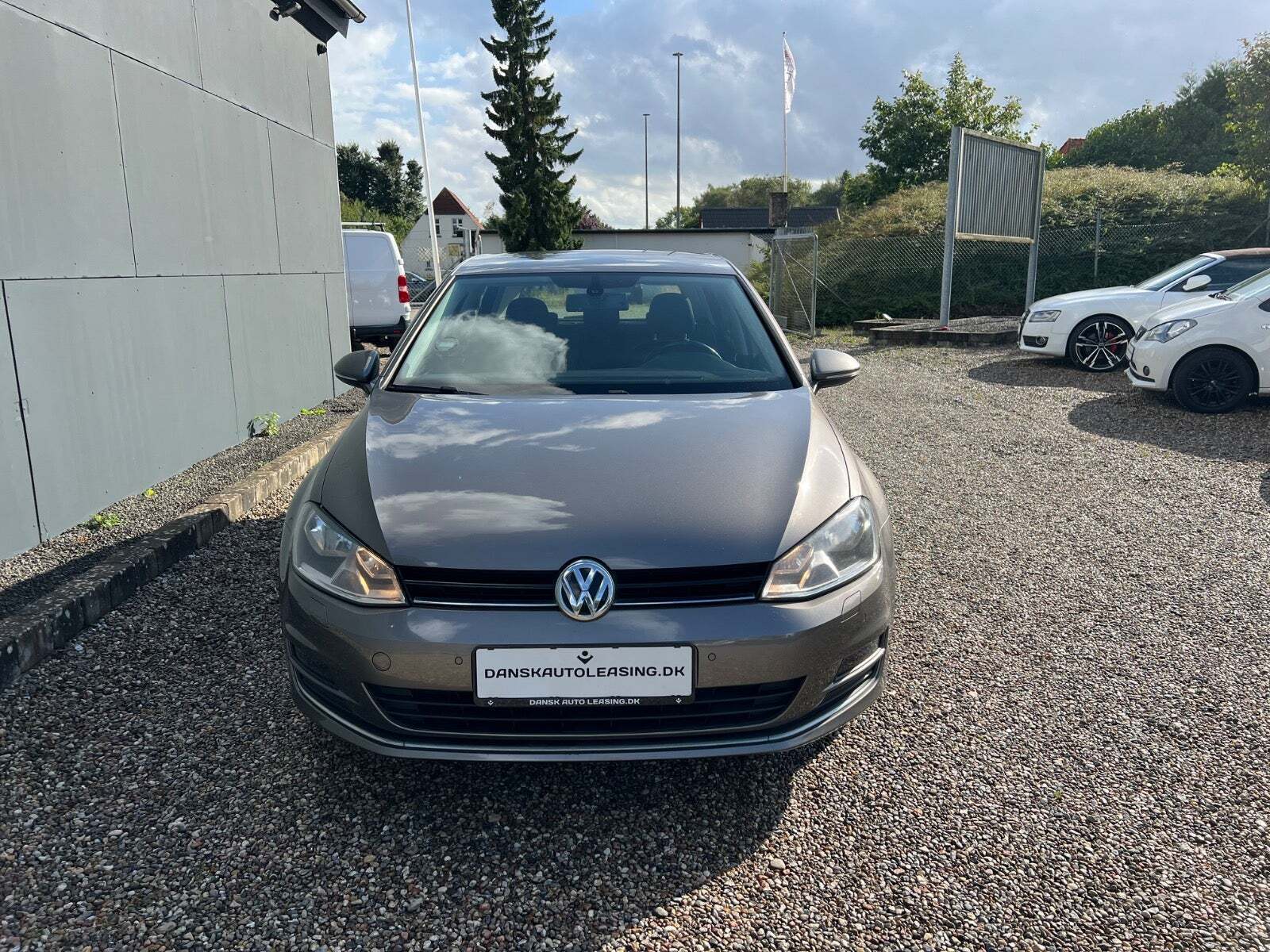 Grå VW Golf VII fra 2013