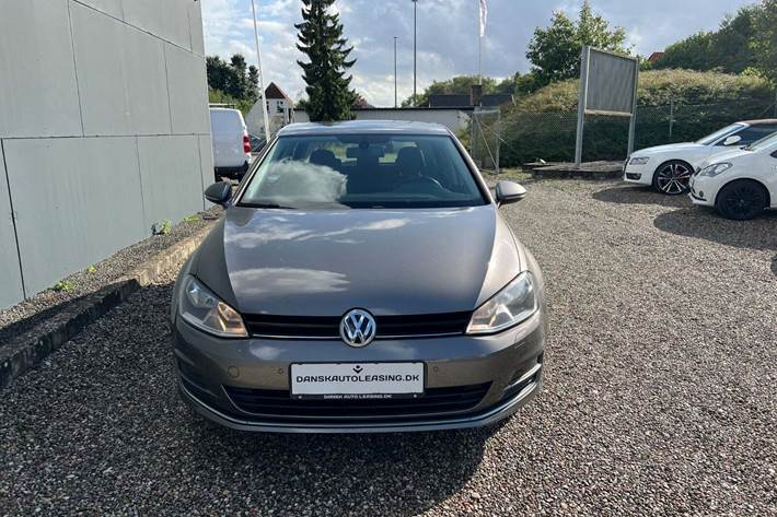 Grå VW Golf VII fra 2013