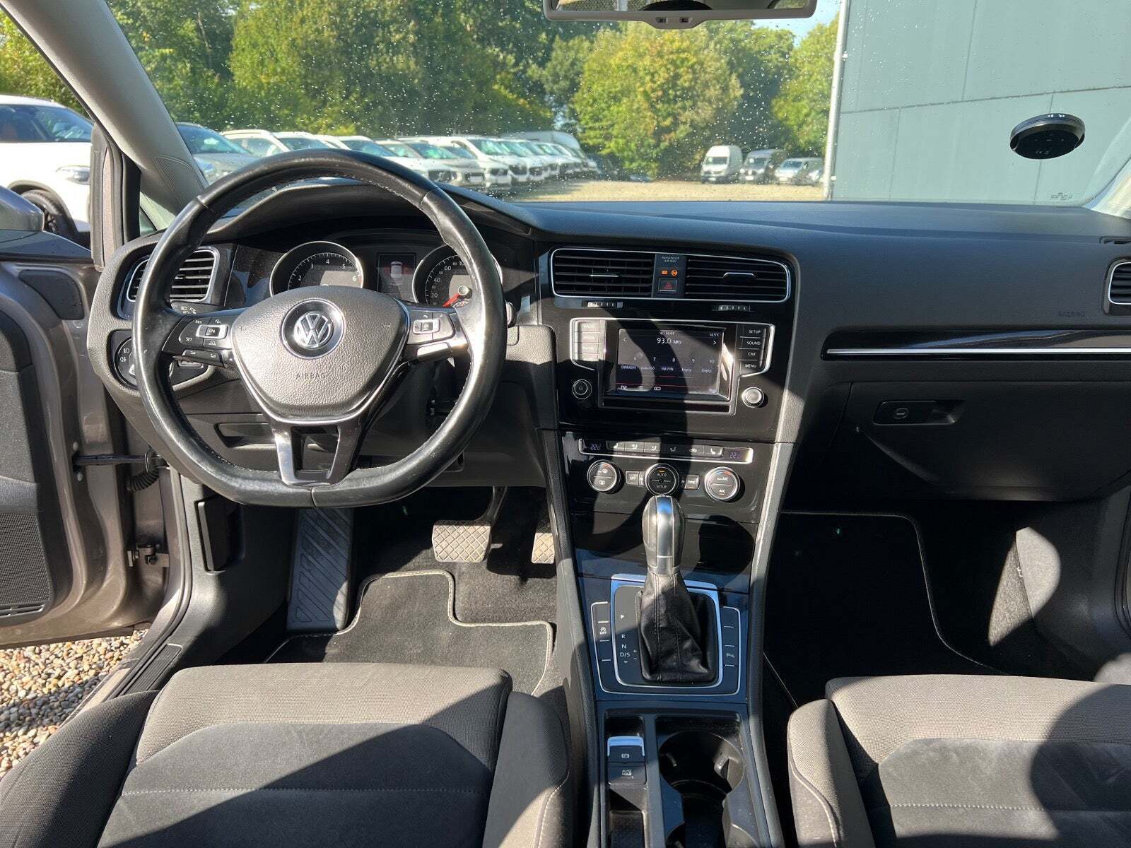 Grå VW Golf VII fra 2013