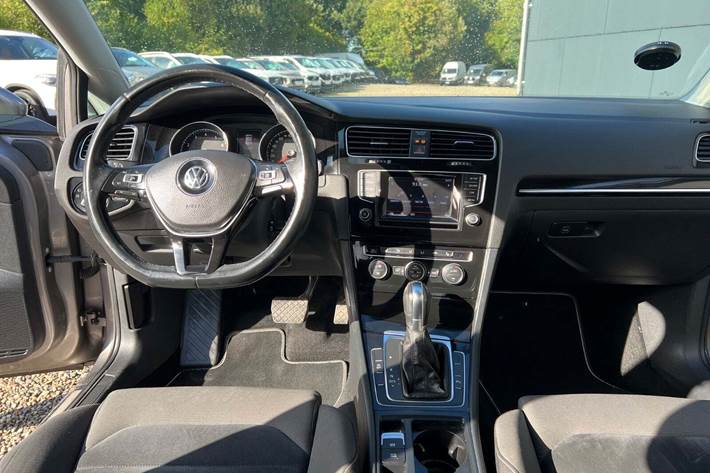 Grå VW Golf VII fra 2013