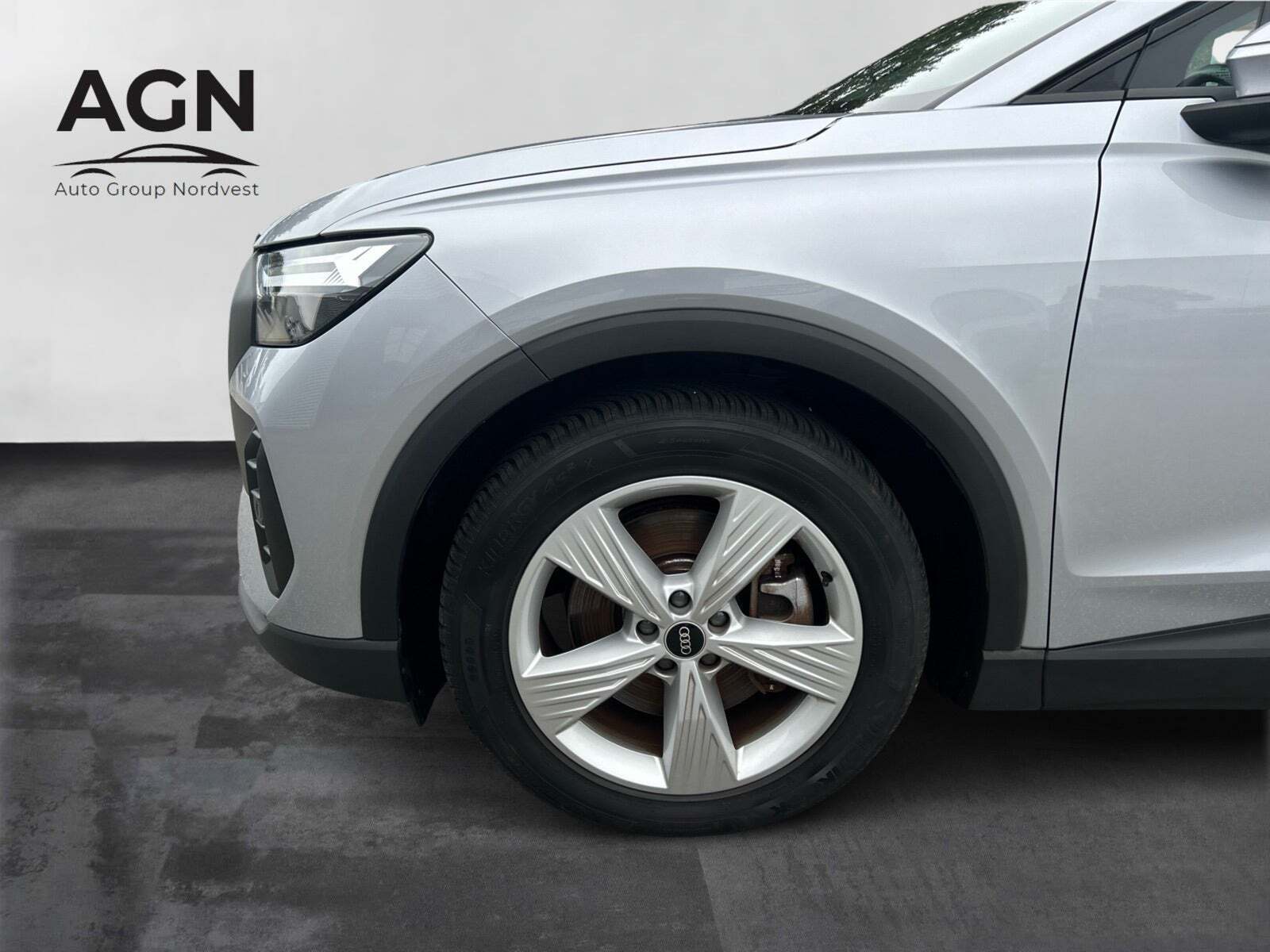 Sølv Audi Q4 e-tron fra 2021