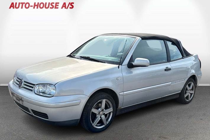 Sølv VW Golf IV fra 2000 set udefra