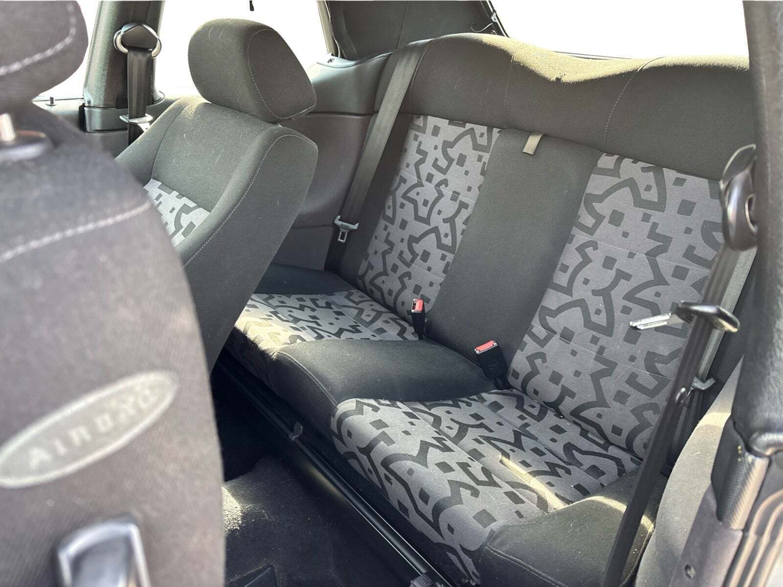 Sølv VW Golf IV fra 2000 set indefra