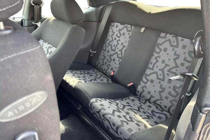 Sølv VW Golf IV fra 2000 set indefra