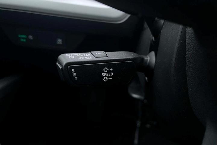 Grå Audi Q4 e-tron fra 2022