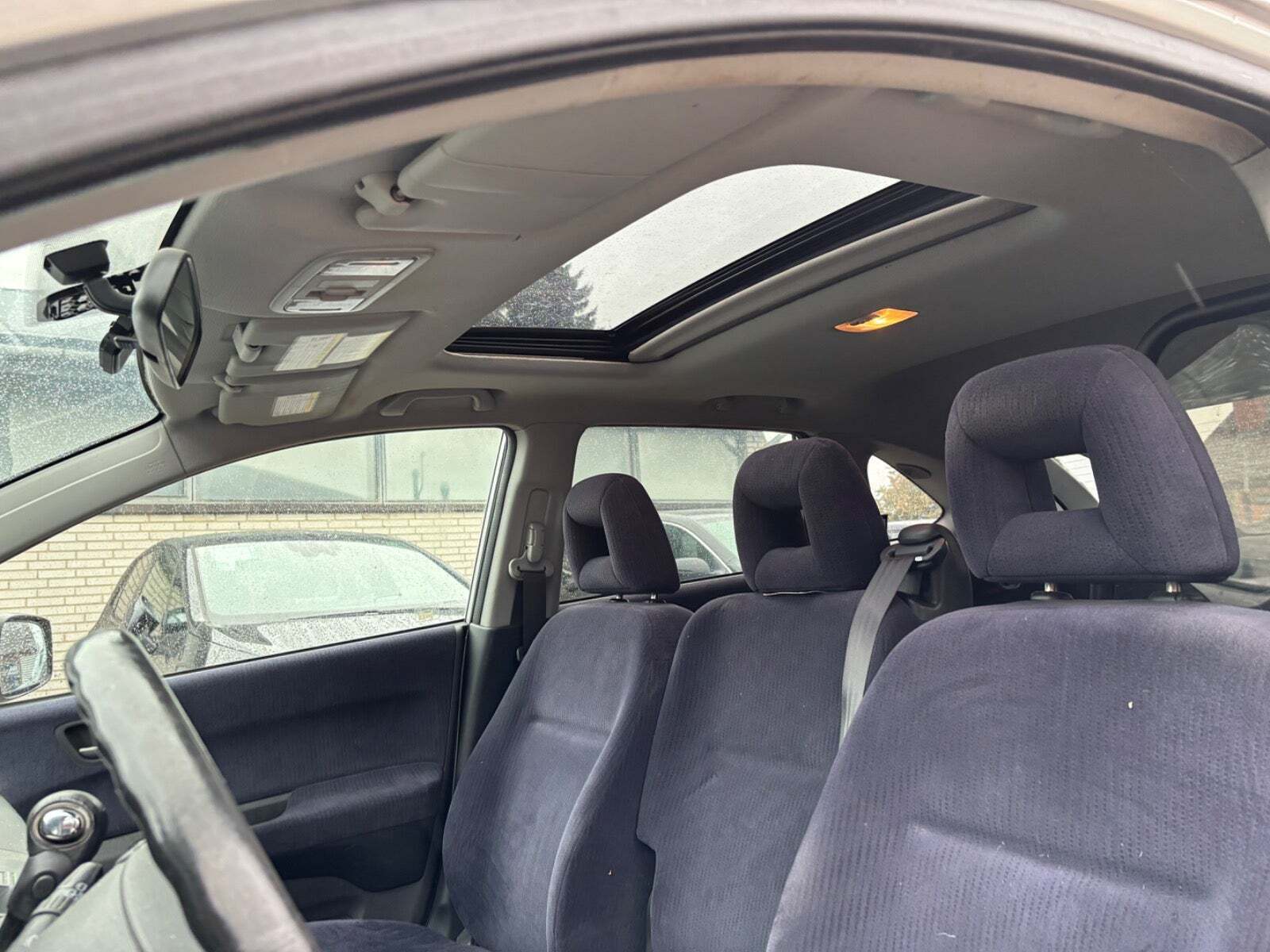 Beige Honda FR-V fra 2007 set indefra