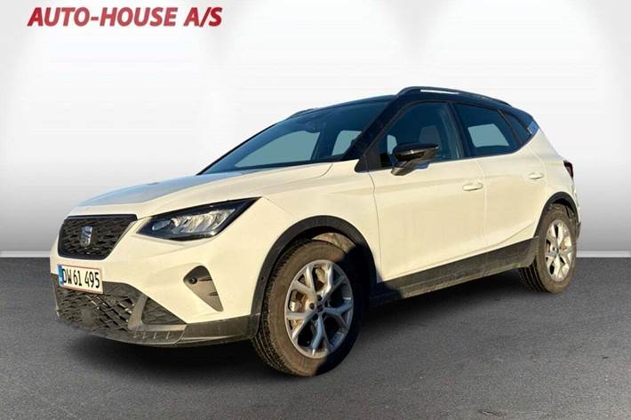 Hvid Seat Arona fra 2024 set udefra