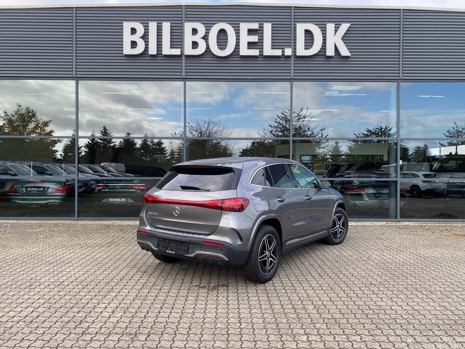 Grå Mercedes EQA250+ fra 2024
