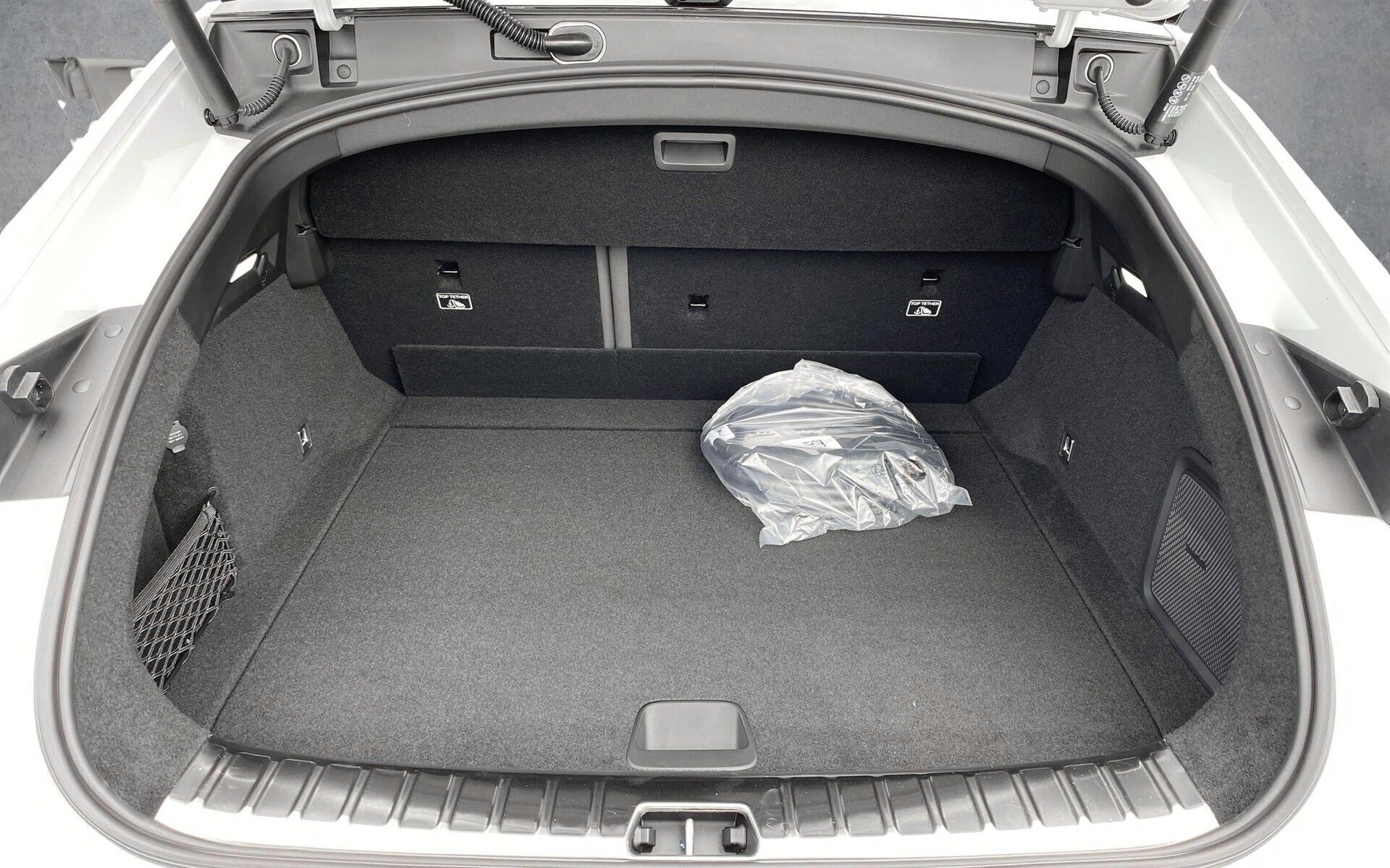 Hvid Polestar 4 fra 2025