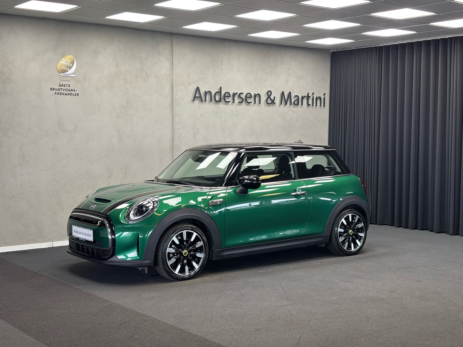 Grøn Mini Cooper fra 2022 set udefra