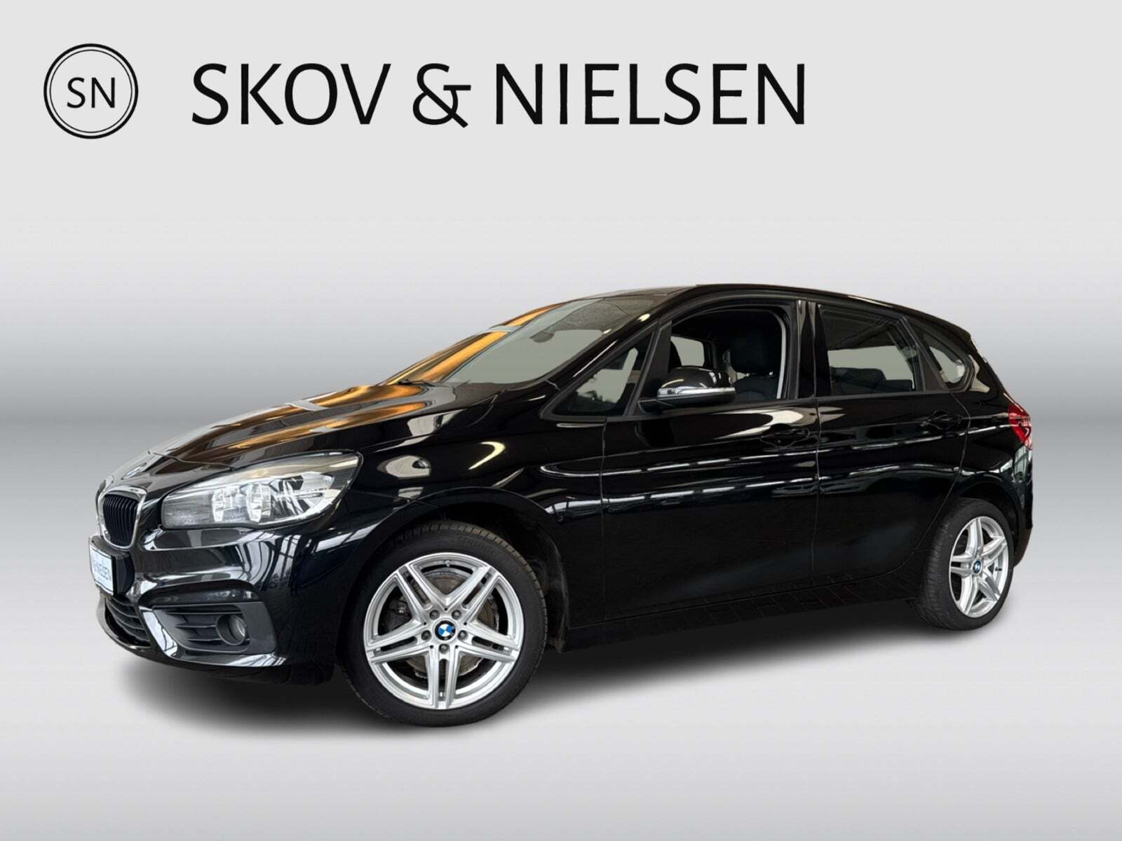 Sort BMW 220d fra 2017 set udefra
