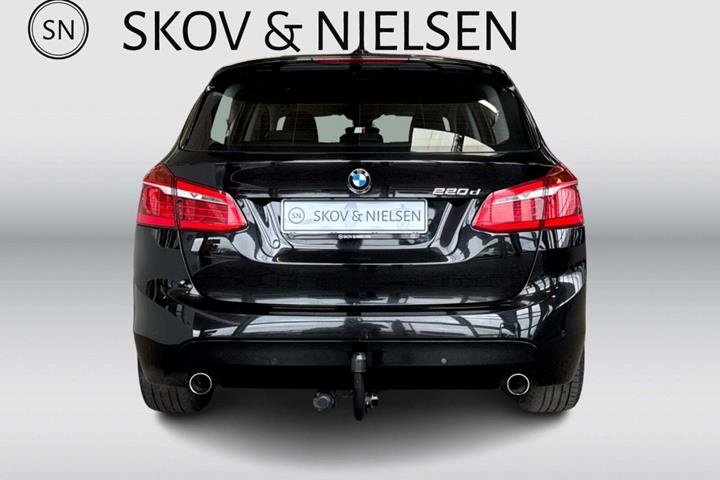 Sort BMW 220d fra 2017 set udefra