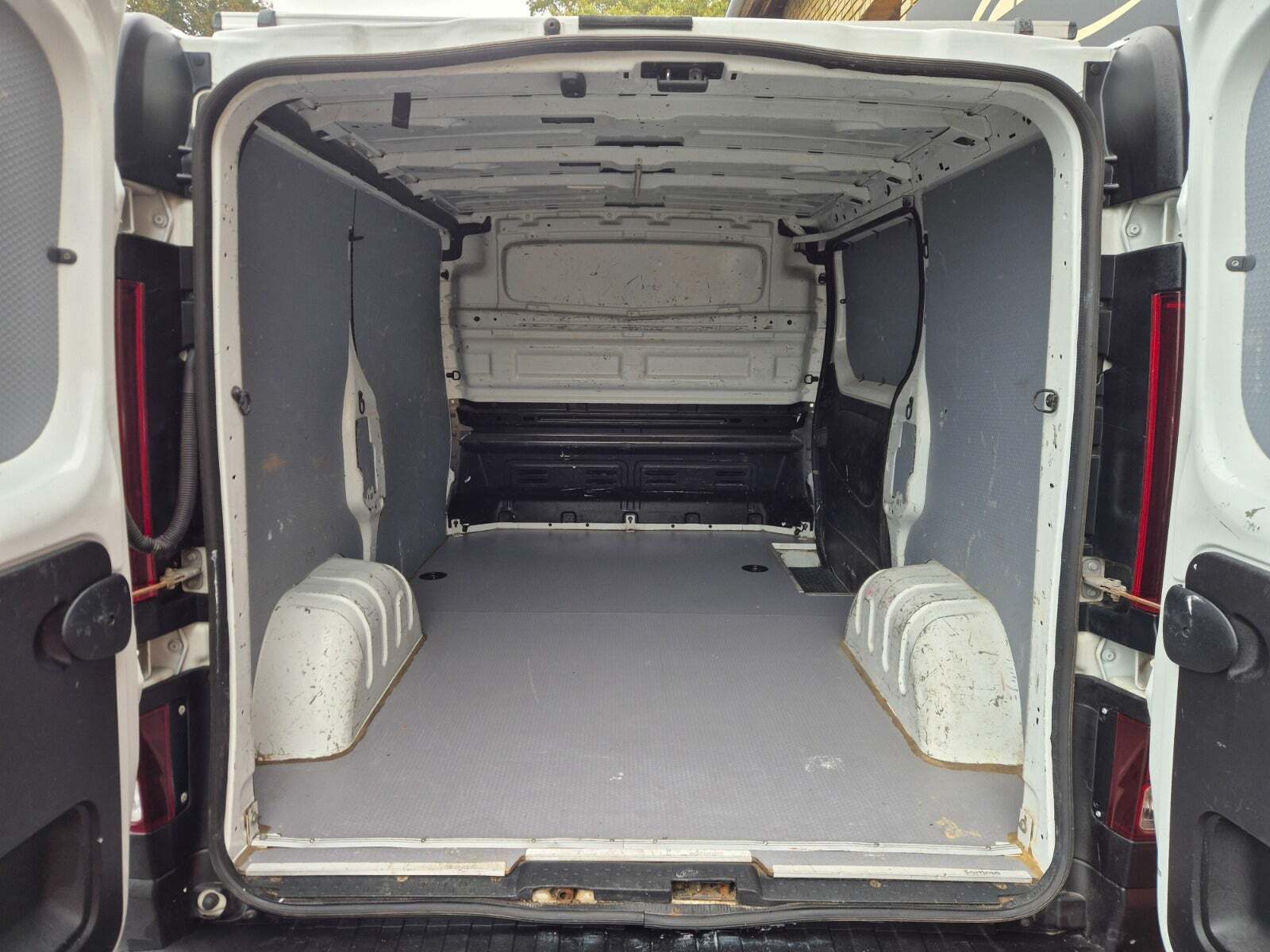 Hvid Renault Trafic T29 fra 2019