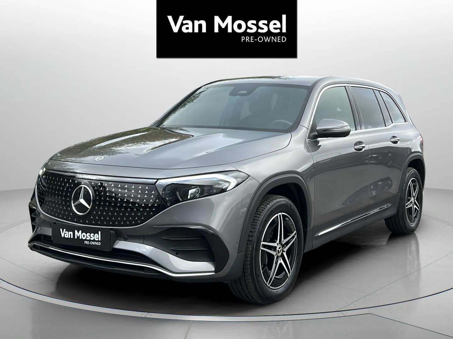 Grå Mercedes EQB250+ fra 2024 set udefra