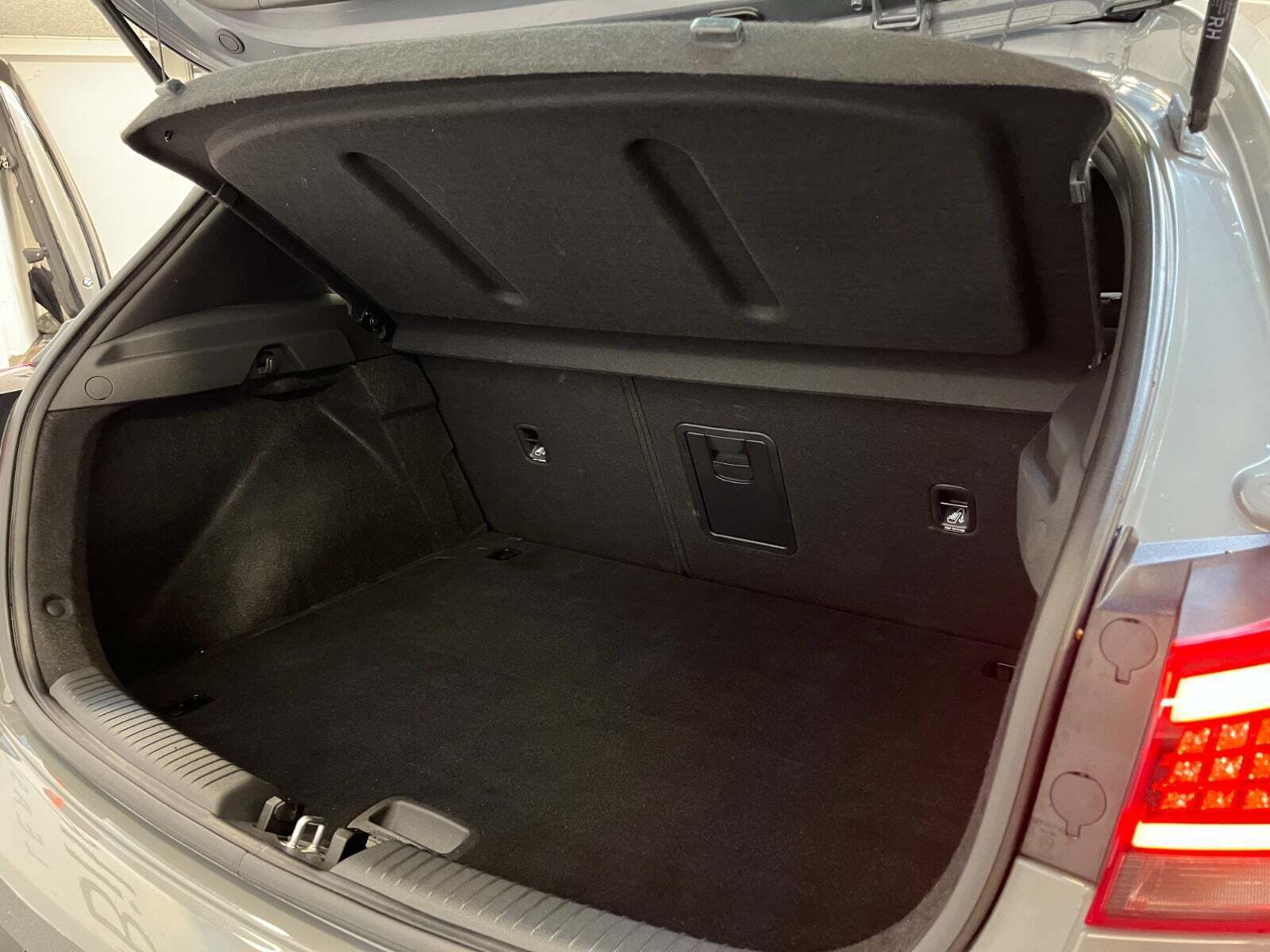 Grå Hyundai i30 fra 2023