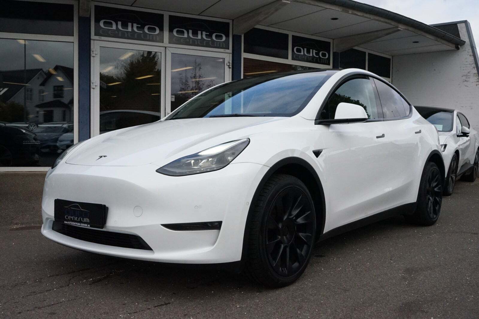 Hvid Tesla Model Y fra 2022