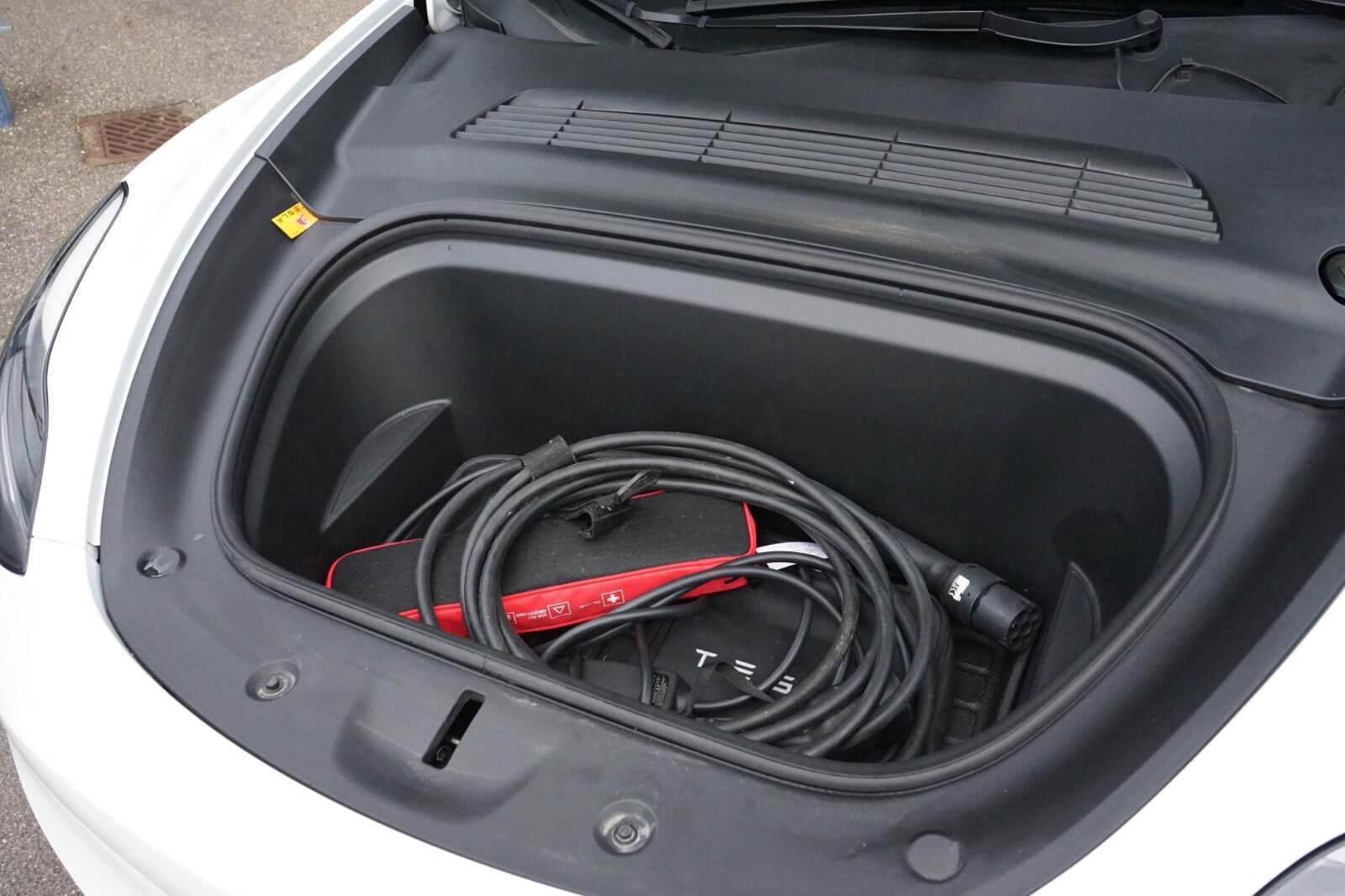 Hvid Tesla Model Y fra 2022