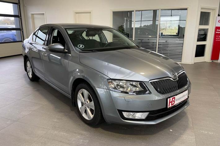 Grå Skoda Octavia fra 2014 set udefra