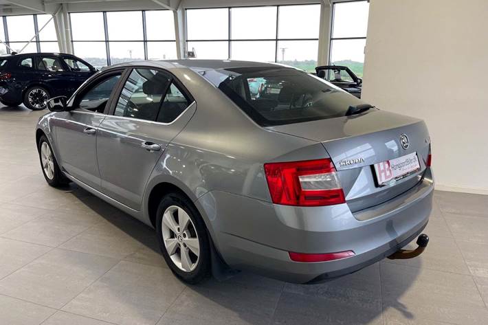 Grå Skoda Octavia fra 2014