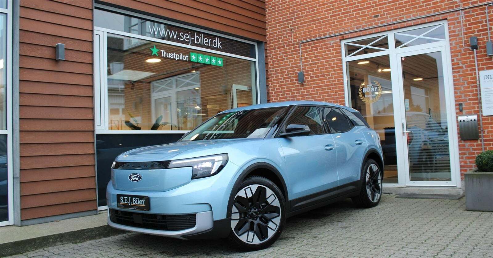 Blå Ford Explorer fra 2025 set udefra