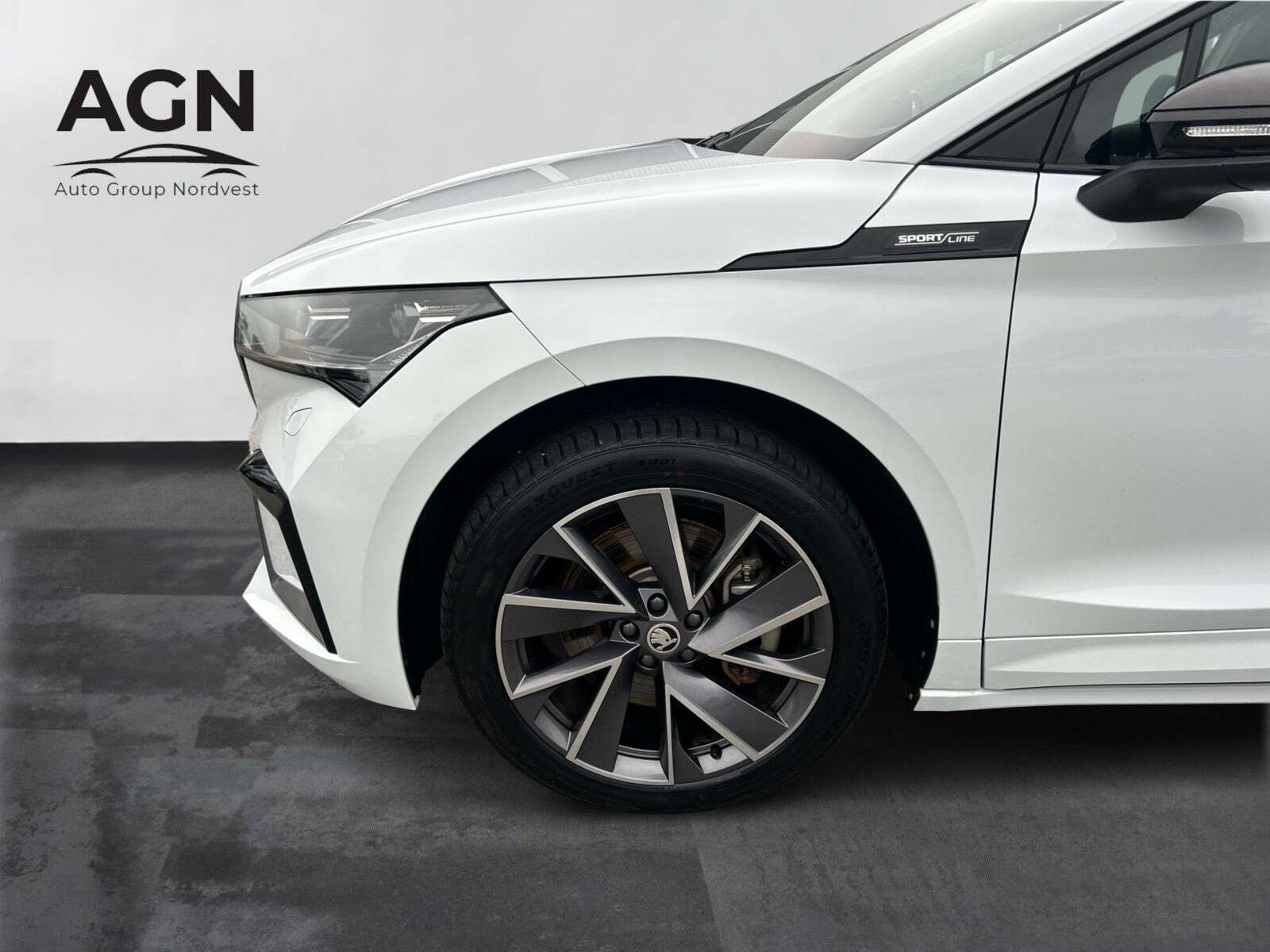 Hvid Skoda Enyaq fra 2023